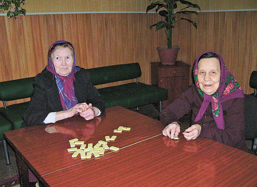 Бабусі з Ровеньківського обласного будинку-інтернату для громадян похилого віку та інвалідів  розважають одна одну, як уміють. Фото автора